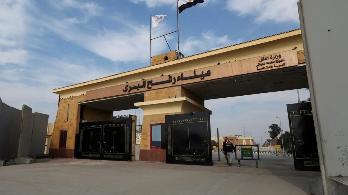 إسرائيل توافق على إعادة فتح معبر رفح للمشاة فقط وتربطه بملف آخر الرهائن في غزة