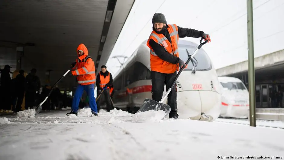 الطقس الجليدي يعطل النقل بألمانيا ويلغي رحلات جوية في أمريكا