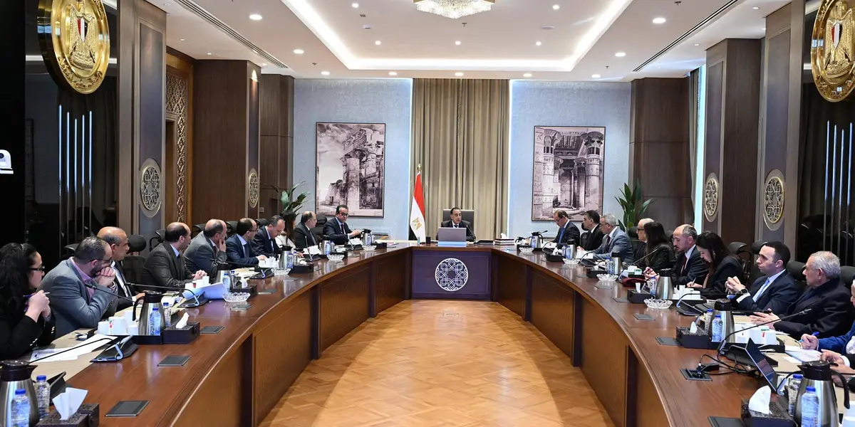 رئيس الوزراء يستعرض موقف توافر الأدوية وسداد مستحقات شركات الدواء