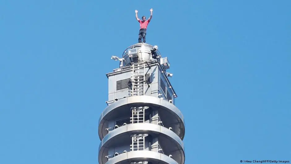 تحدٍّ مرعب .. أليكس هونولد يتسلق ناطحة سحاب بدون حبال ومعدات