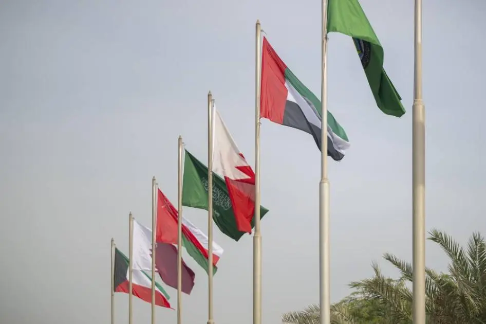 فيتش: استقرار أرباح الشركات الخليجية مدعوم بإنفاق البنية التحتية والطاقة في 2026