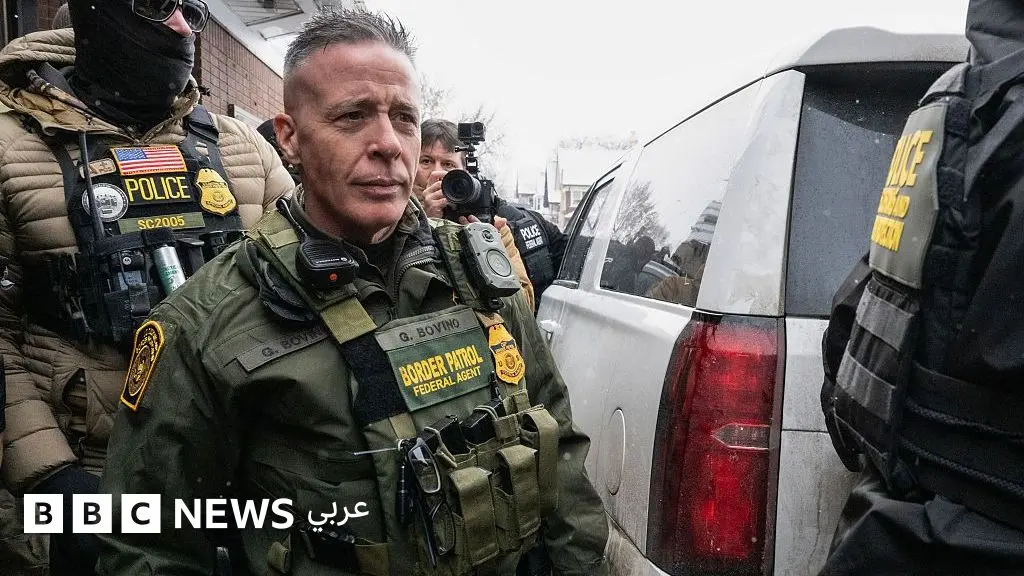 قائد إدارة الهجرة الذي كان محور حملة ترامب "القمعية" يستعد لمغادرة مدينة مينيابوليس - BBC News عربي