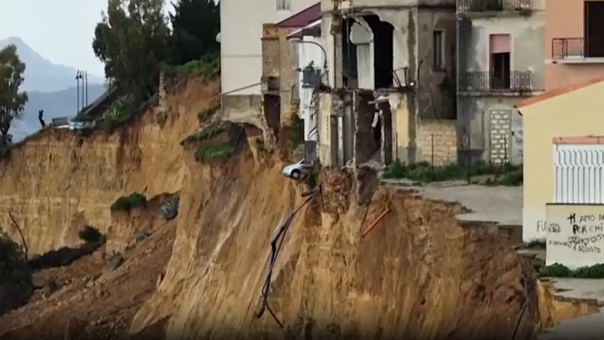 فيديو. إجلاء مئات السكان في نيشيمي بصقلية بعد انهيار أرضي