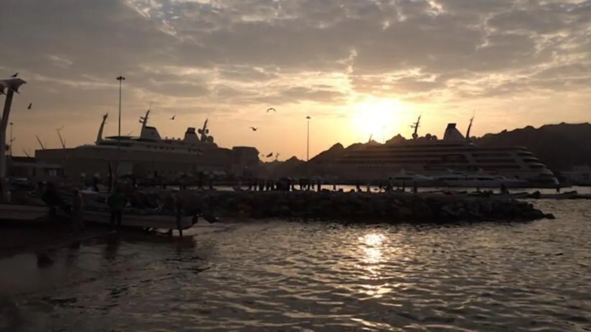 سلطنة عمان: وفاة ثلاثة سياح فرنسيين على الأقل في انقلاب قارب يقل 25 شخصا