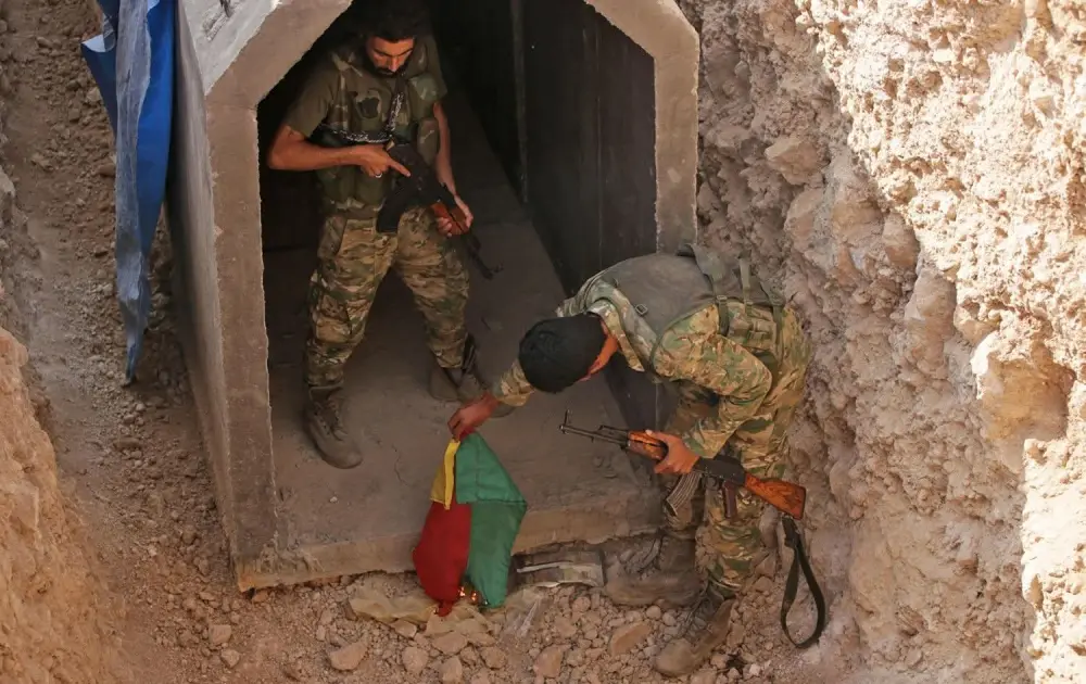 الرقة فوق الفراغ: كيف استثمرت المليارات تحت الأرض وتركت المدينة للدمار