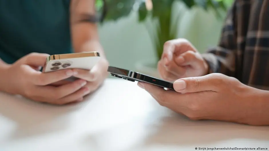 فرنسا ـ حظر استخدام وسائل التواصل الاجتماعي لمن دون 15 عاما