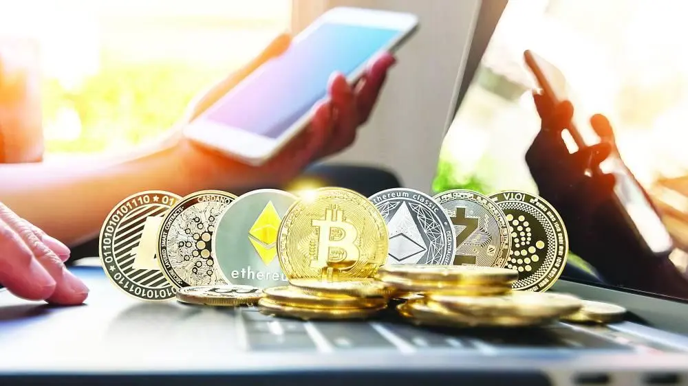 تباين العملات المشفرة والبيتكوين بـ 87.77 ألف دولار