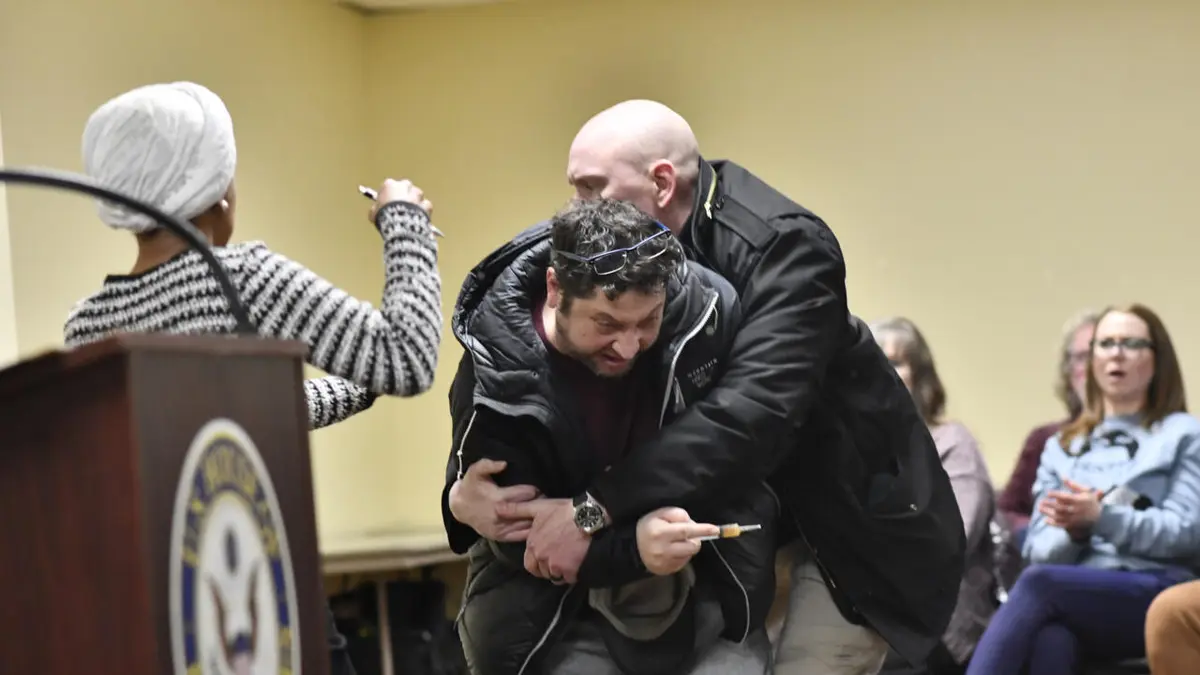 الولايات المتحدة: رجل يعطل فعالية للنائبة الديمقراطية إلهان عمر ويرشها بسائل كريه الرائحة