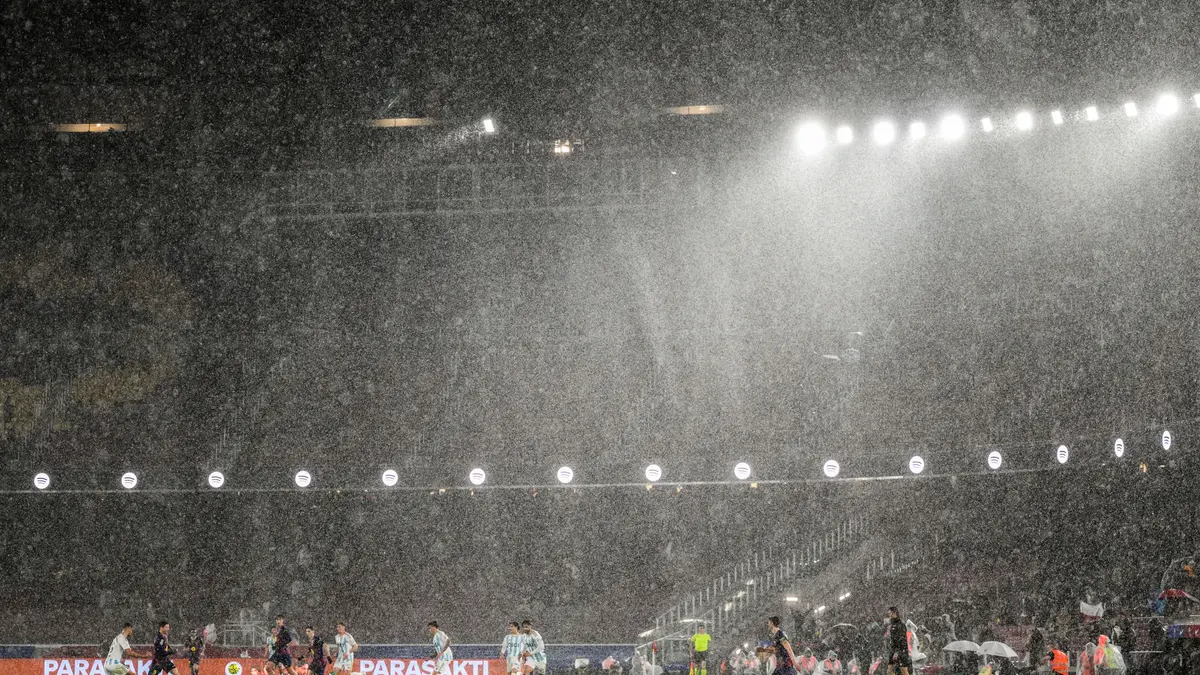 بالفيديو: ظهور الفئران في كامب نو يربك برشلونة أمام كوبنهاجن