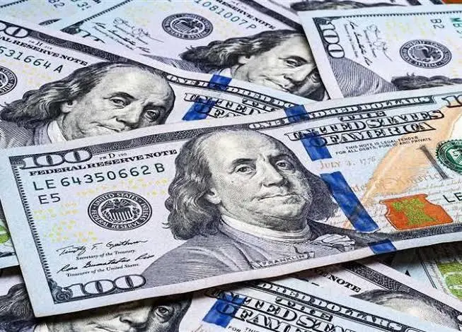 الدولار يهبط لأدنى مستوى من 4 سنوات