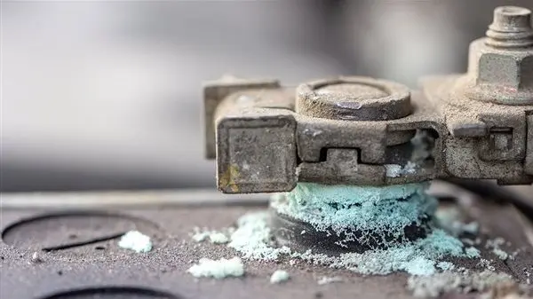 أهم 5 أسباب لتملح بطارية السيارة.. كيف تكتشفها؟