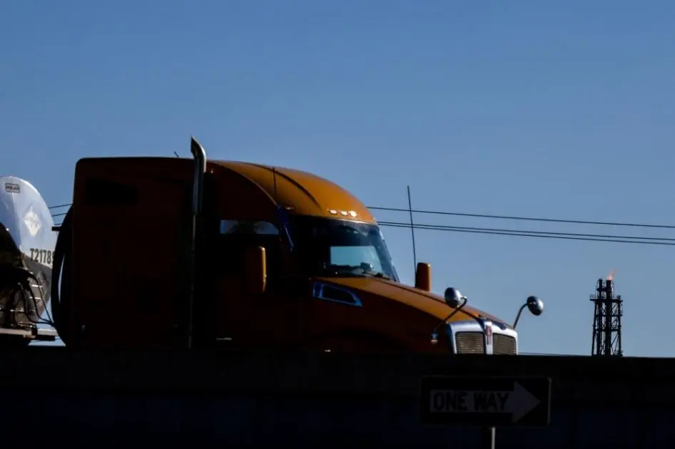 تباين أسعار النفط بعد صعود البرميل 3% في الجلسة السابقة