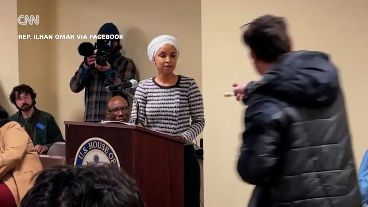 أشعل غضبها.. شاهد رجلًا يرش المشرعة إلهان عمر بمادة مجهولة