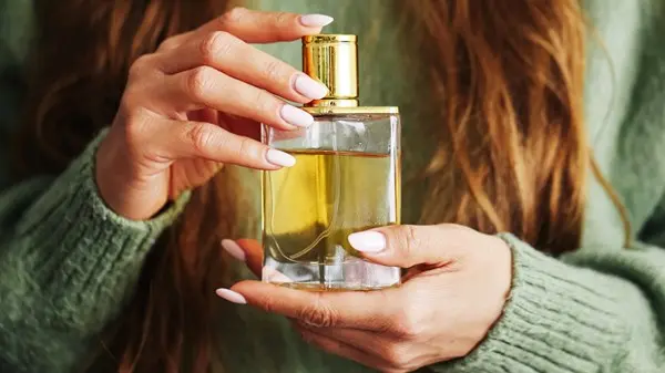 زهرة الخليج - هل عطركِ المفضل لا يزال صالحاً؟.. نصائح خبراء العطور