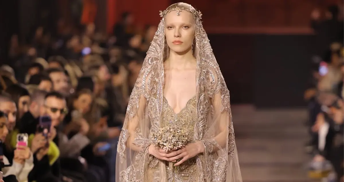 مجموعة ELIE SAAB للأزياء الراقية لربيع 2026: رحلة إلى ليالي صيف السبعينيّات