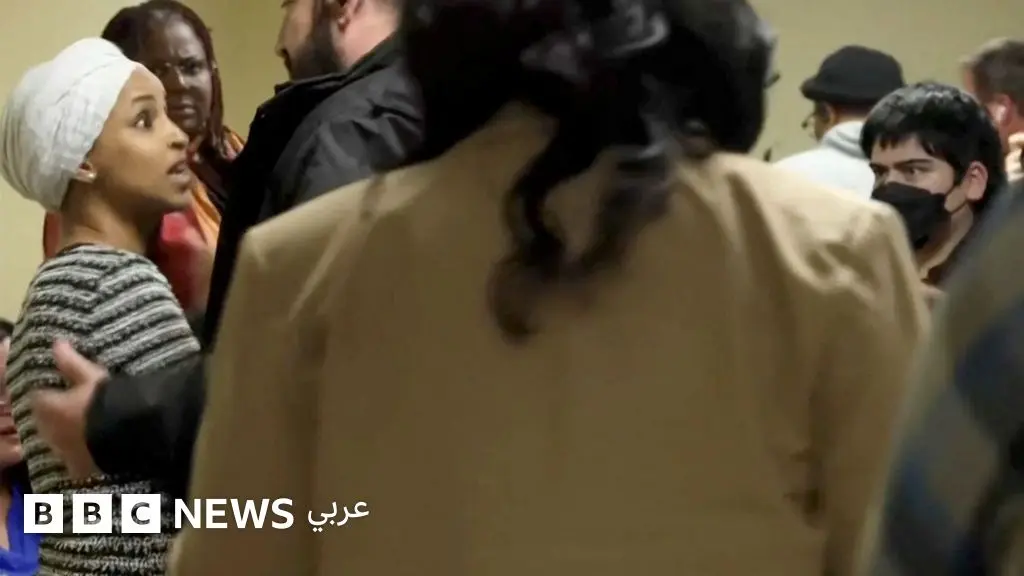 مينيسوتا: عضو الكونغرس إلهان عمر تتعرض لهجوم بمادة مجهولة خلال فعالية في مينيابوليس - BBC News عربي