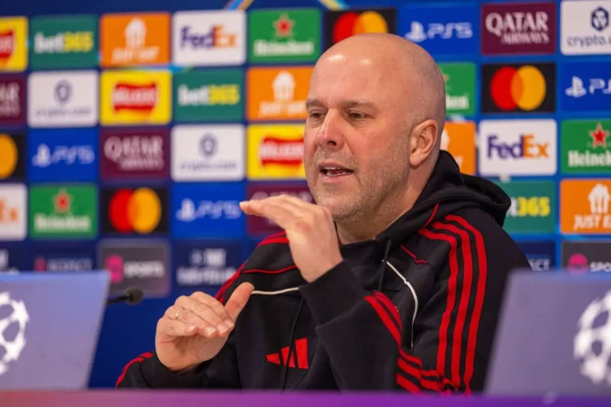 سلوت قبل مواجهة قره باج: ليفربول لديه "كارثة" في الملعب