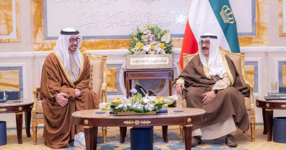 أمير الكويت يستقبل وزير خارجية الإمارات