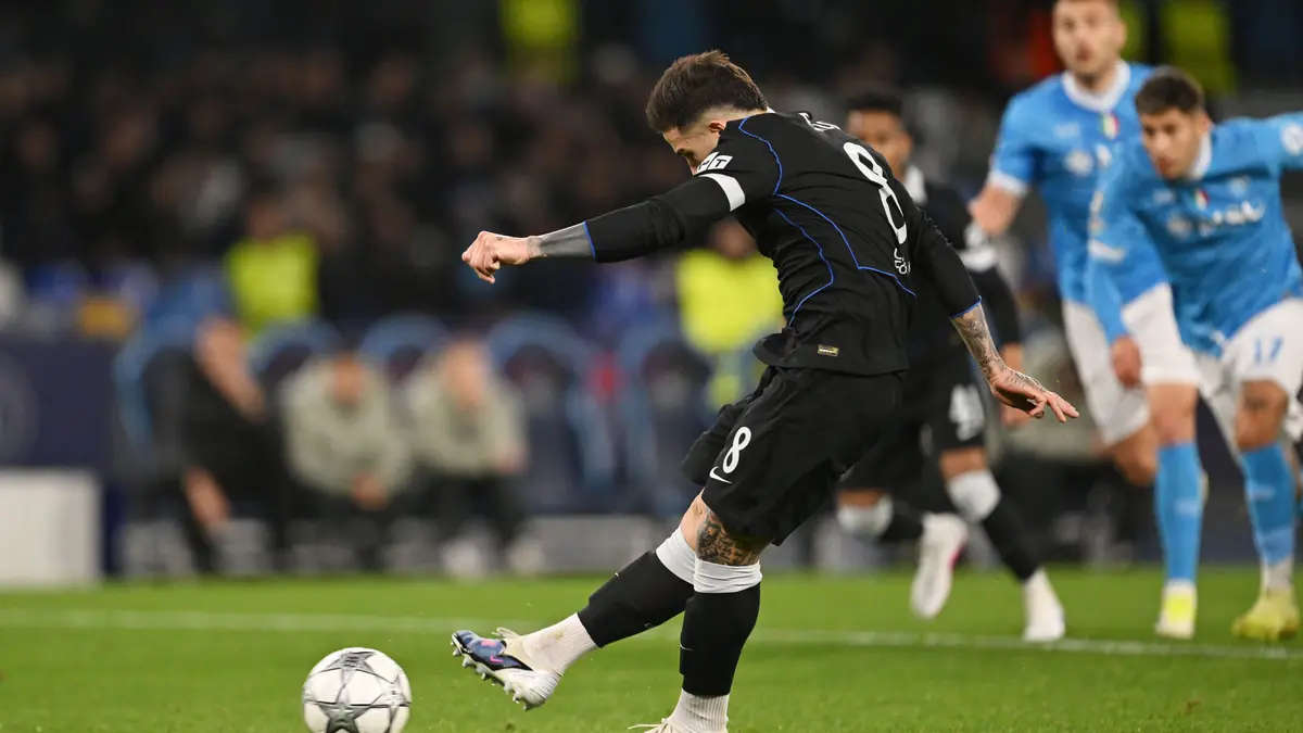 بالفيديو.. خطأ مدافع نابولي يفتح الطريق أمام تشيلسي لكسر اللعنة