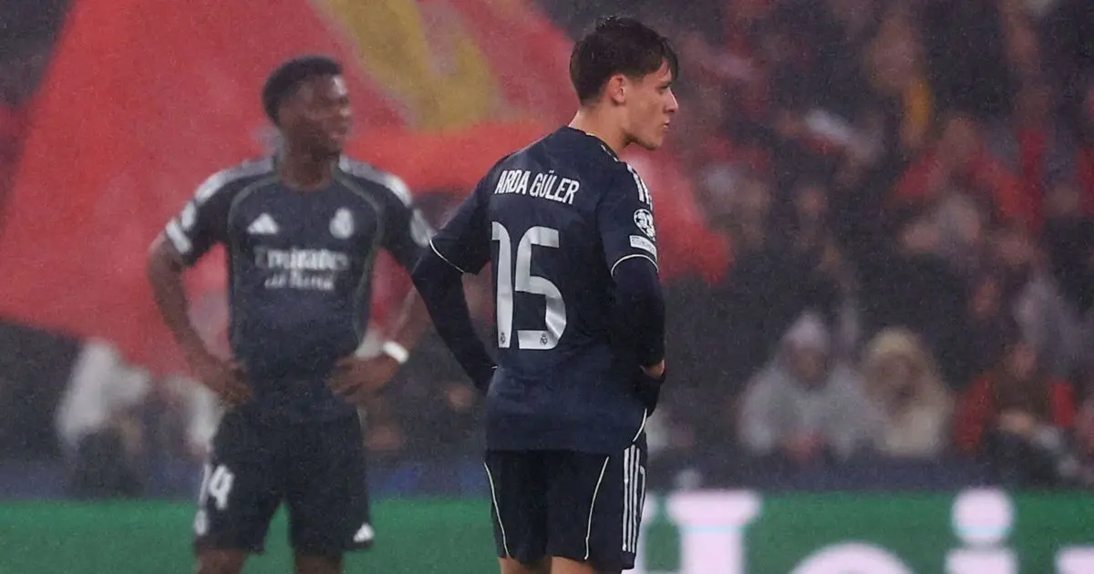 أردا غولر يقلّد فينيسيوس ويغضب من ألفارو أربيلوا أمام بنفيكا