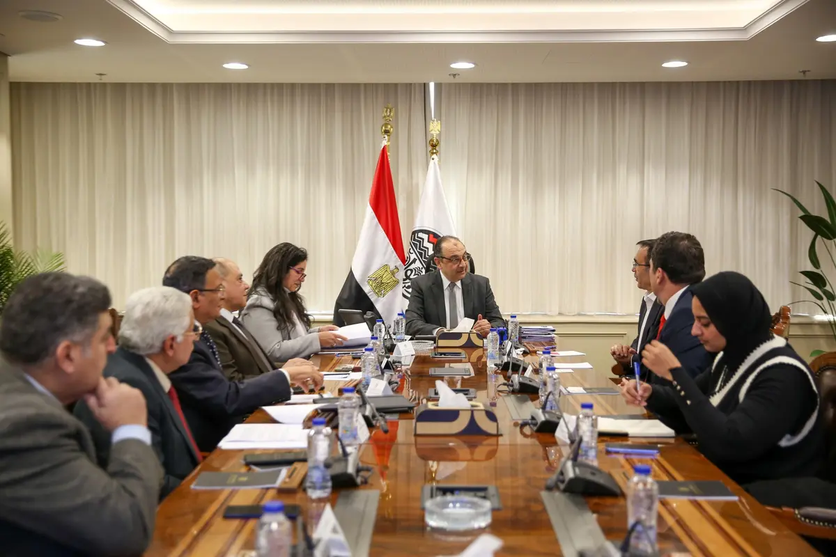 وزير قطاع الأعمال يبحث مع مستثمرين أتراك في صناعة الملابس فرص التعاون - أموال الغد