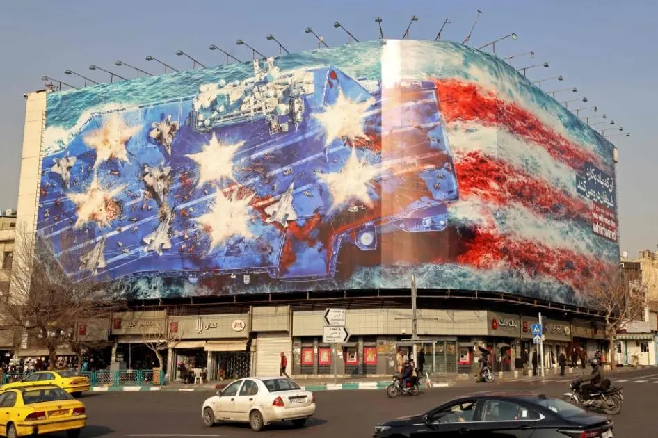 مخاوف قصف إيران تقفز بالنفط فوق 69 دولاراً للبرميل