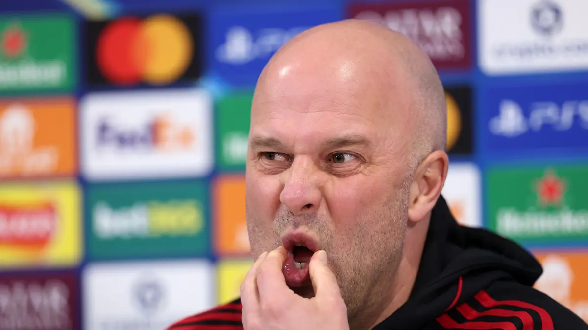 ضغط وإحباط ودعم.. جيرارد يتوقع مصير سلوت