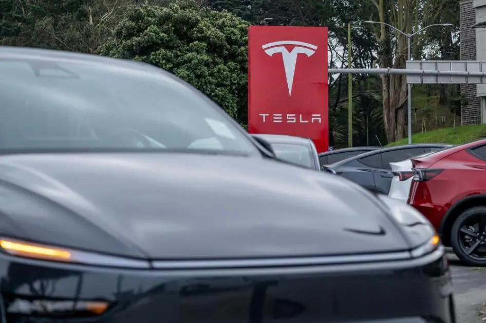 تيسلا تسجل أول انخفاض سنوي في الإيرادات.. وأداء مفاجئ في الربع الأخير