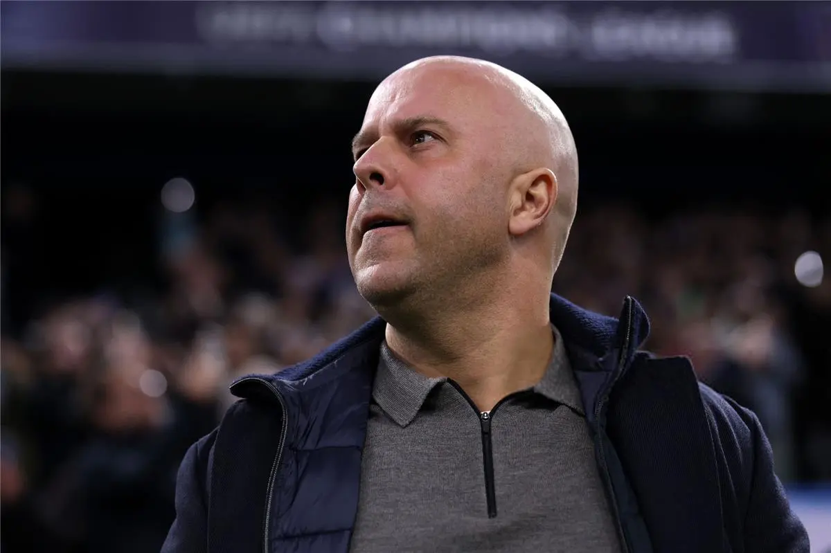 ذا أثلتيك تكشف موقف ليفربول من إقالة آرني سلوت منتصف الموسم