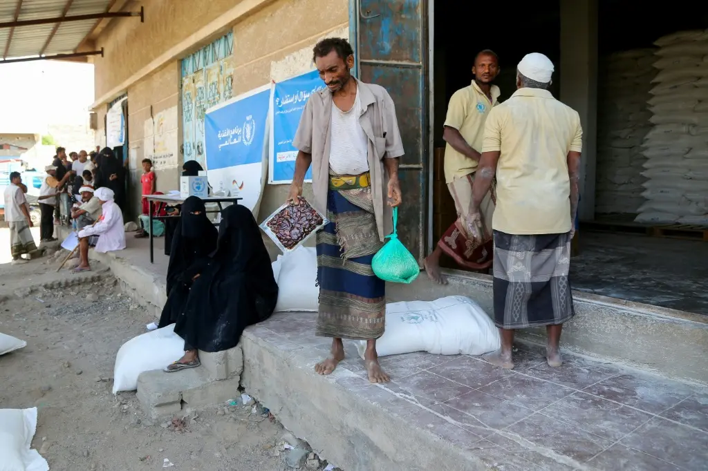 مسؤول أممي: برنامج الأغذية العالمي يسرّح موظفيه اليمنيين في مناطق سيطرة أنصار الله الحوثيين