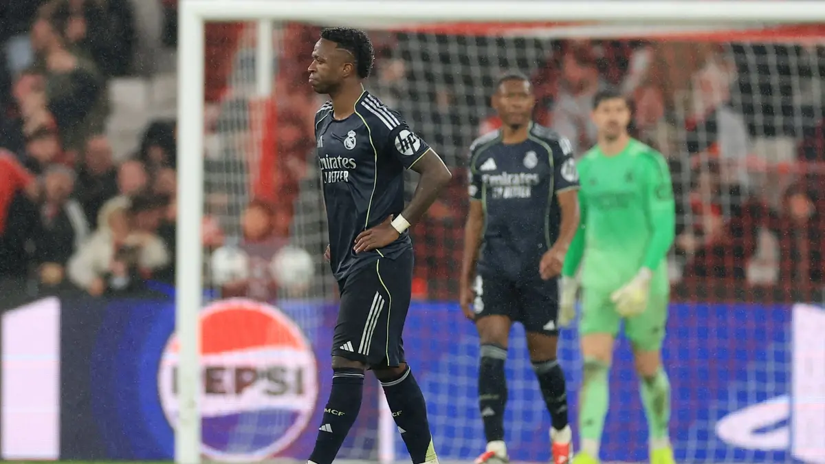 فينيسيوس جونيور مثار سخرية الملايين بعد صفعة بنفيكا