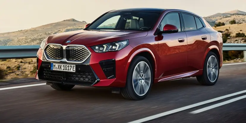 بي إم دبليو تعزز مدى البطارية وتضيف شحن أسرع لطرازات 2026