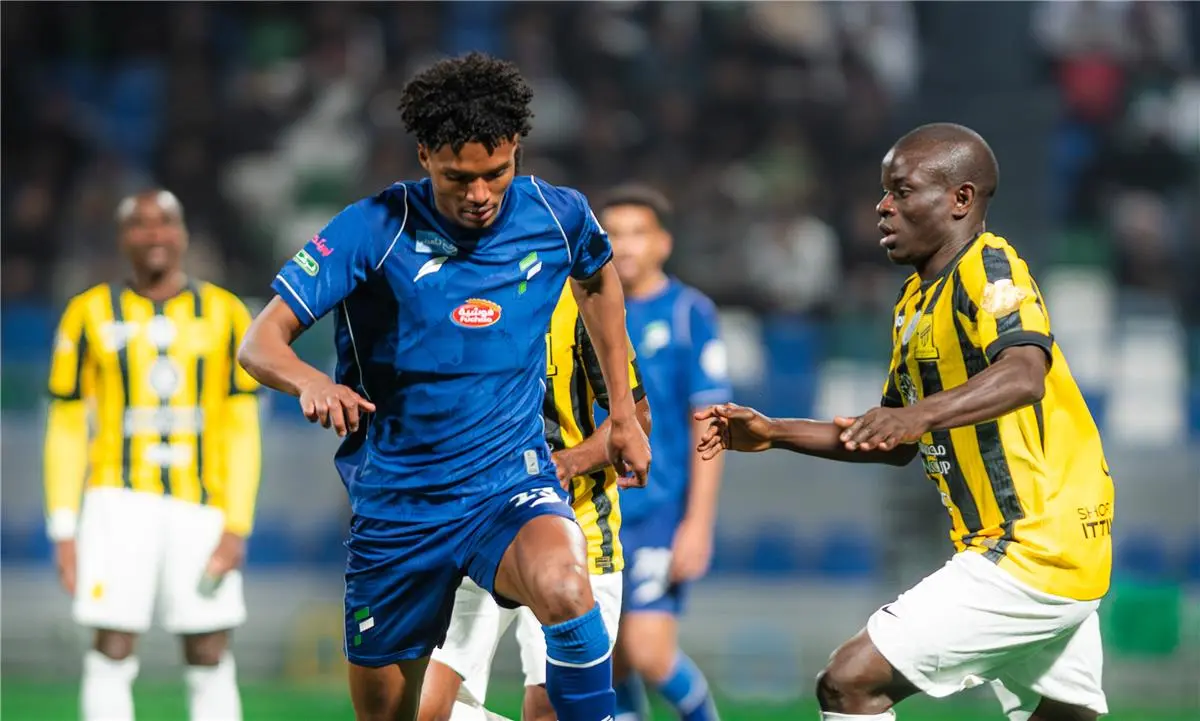 الفتح يخطف تعادلًا قاتلًا من الاتحاد في الدوري السعودي.. وطرد جوميز