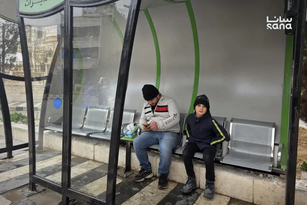 إحداث مواقف انتظار حديثة للركاب في يبرود بريف دمشق لتعزيز السلامة العامة