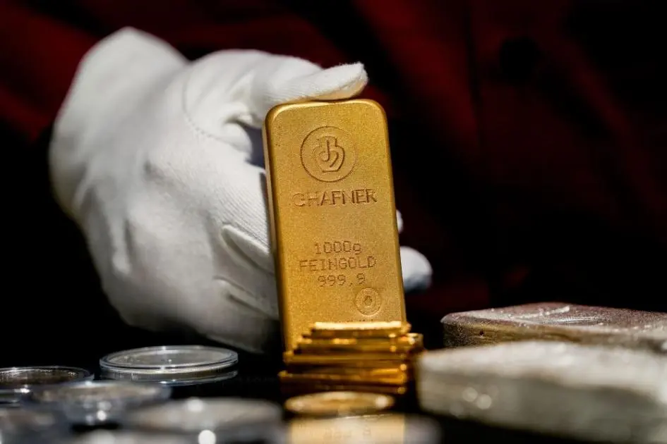 الذهب يواصل خسائره وينخفض إلى ما دون 5300 دولار