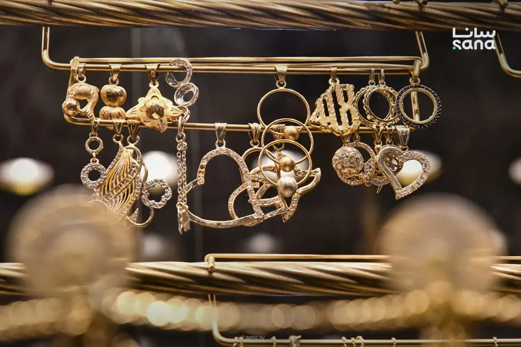 الذهب يتراجع 950 ليرة في السوق السورية وفق نشرة الصاغة المسائية