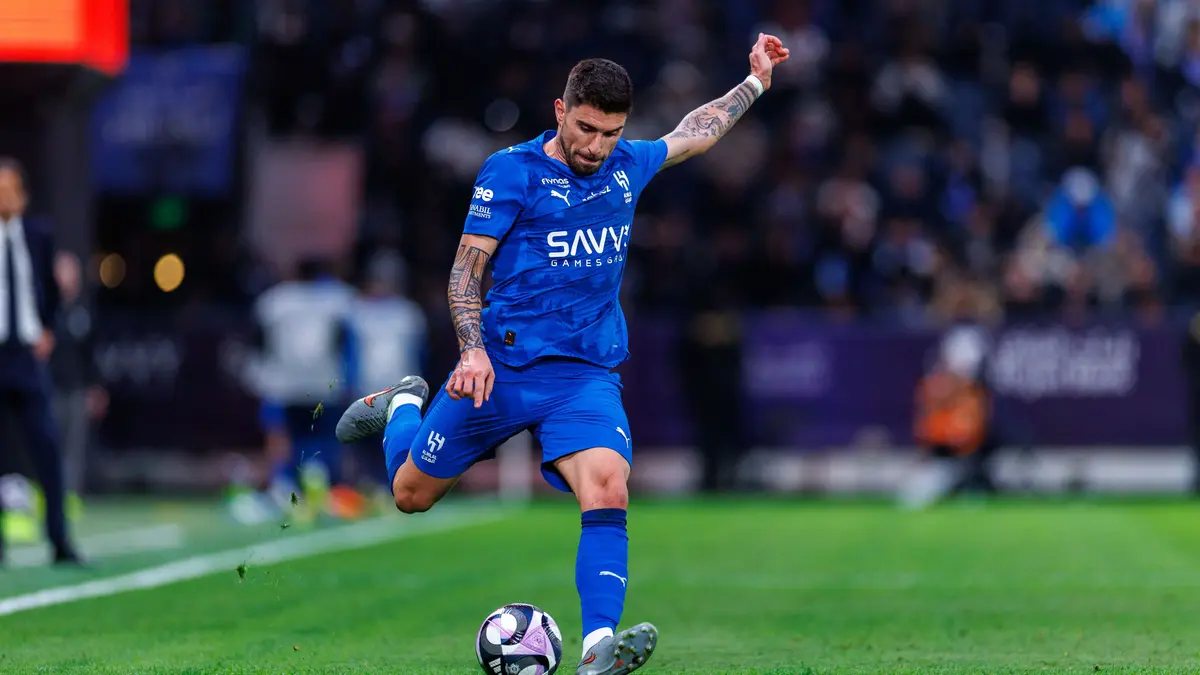 بالفيديو.. نيفيز يسطع في قمة الهلال والقادسية بهدف "أولمبي"