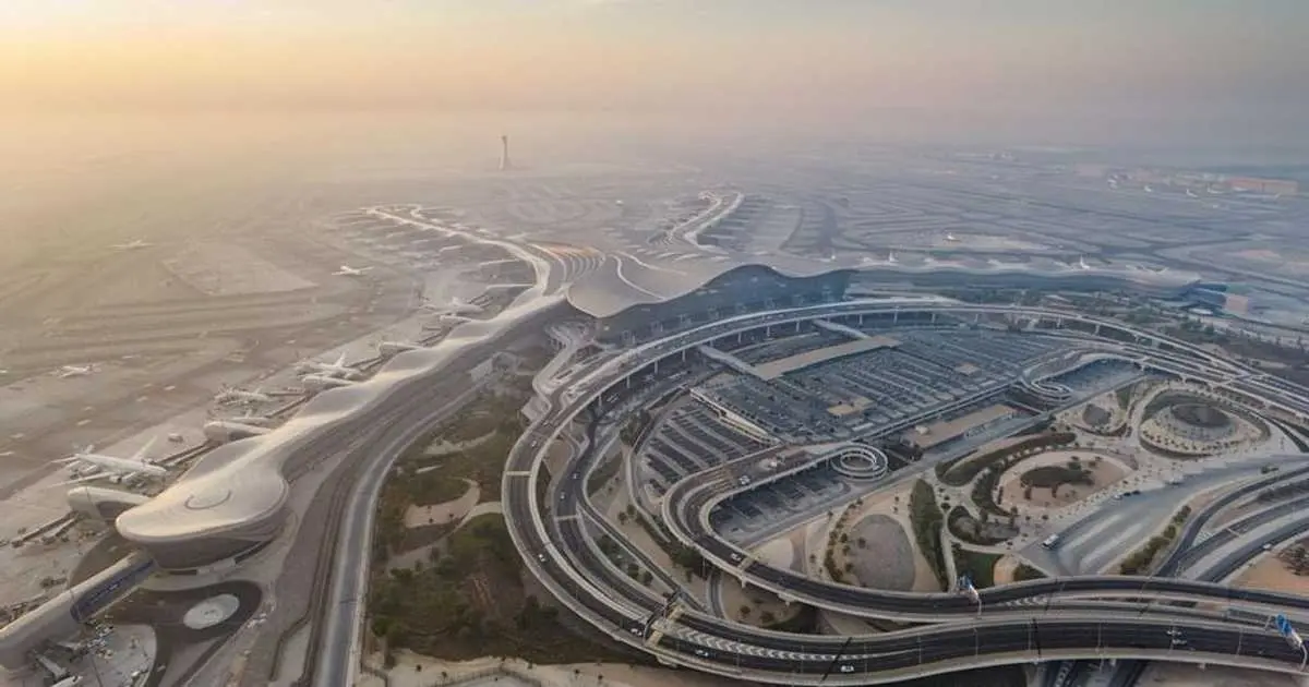 مطارات أبوظبي تتجاوز حاجز 33 مليون مسافرفي 2025