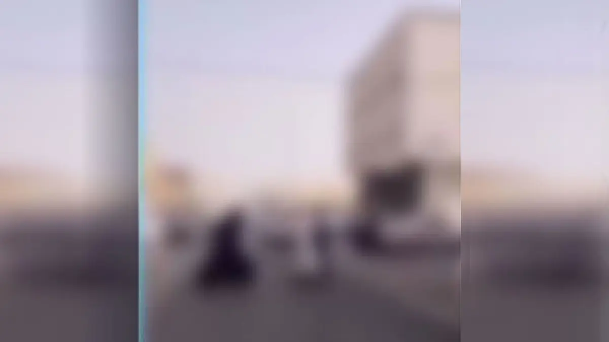 السعودية.. فيديو رجل يتشاجر مع امرأتين والأمن يعلق