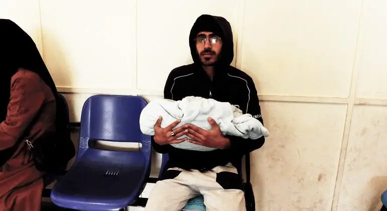 أهل غزة يحصلون على "خدمات صحية لا بديل لها" في عيادات الأونروا رغم النقص والتحديات