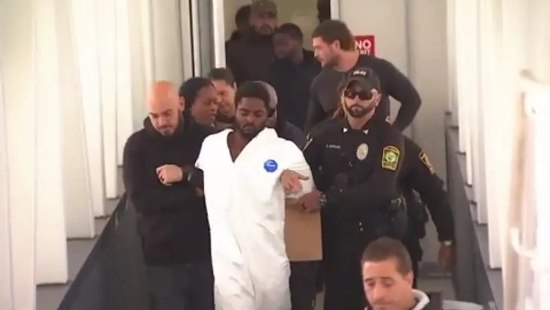 "زاد الطين بلة".. متهم باغتصاب يتحرش بالمحققة وهو مكبل اليدين (فيديو)