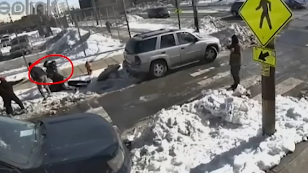 بدأت بين شخصين وانضم آخرون.. شجار على موقف سيارة يصيب رجلا بجروح خطيرة