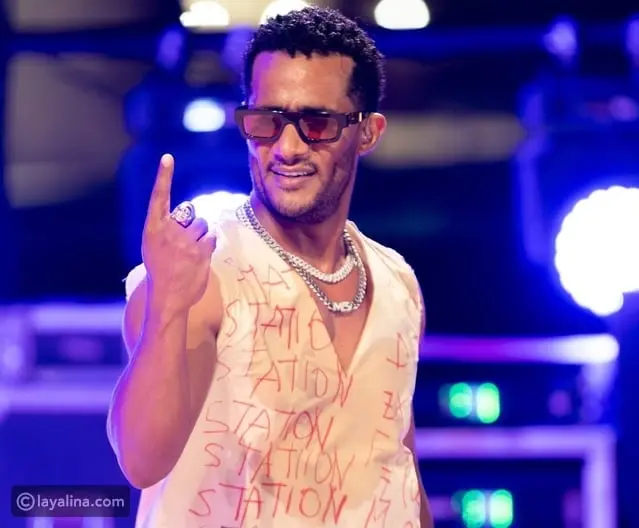 لحظة إنسانية تجمع محمد رمضان وطفل من ذوي الهمم على المسرح
