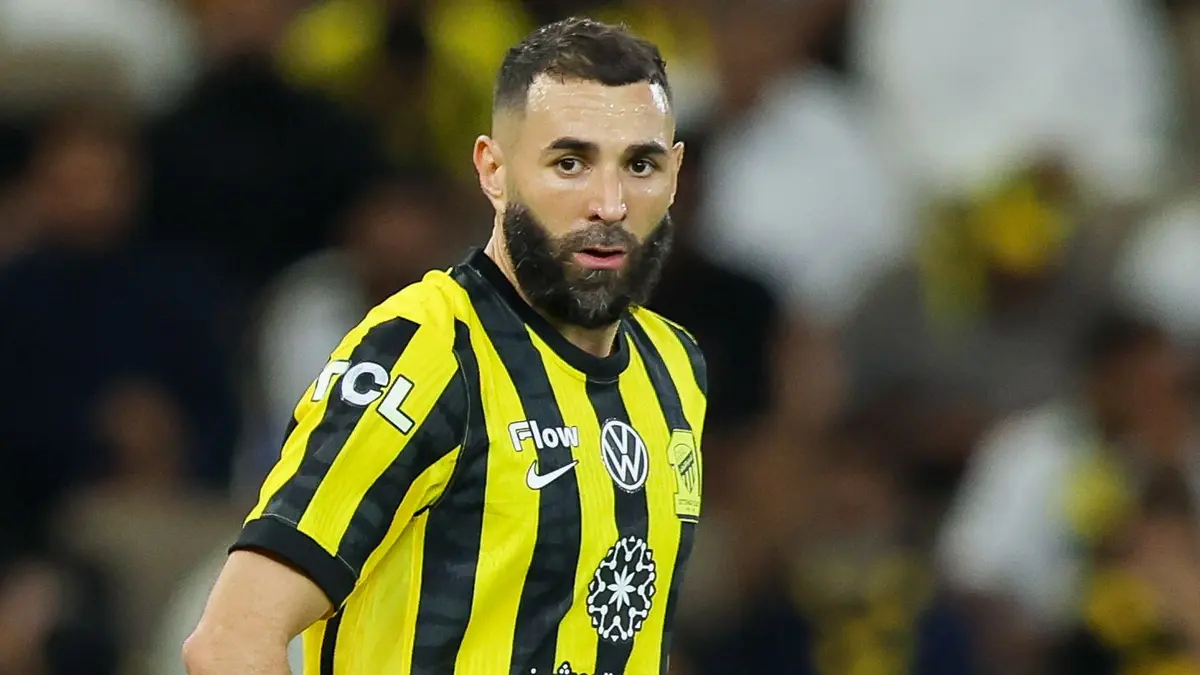 الطريق إلى فرنسا.. بنزيما يُعلن حالة الطوارئ في الاتحاد