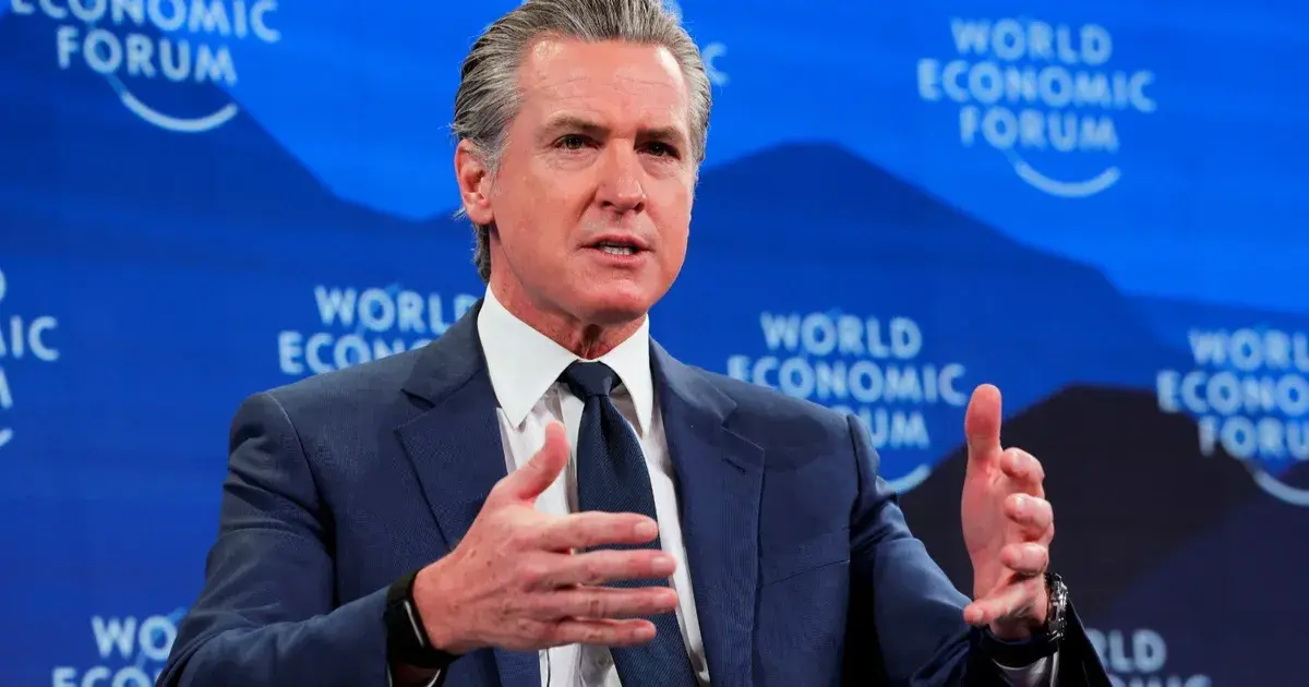 حاكم كاليفورنيا: ترمب سيتلقى "هزيمة ساحقة" في انتخابات التجديد النصفي