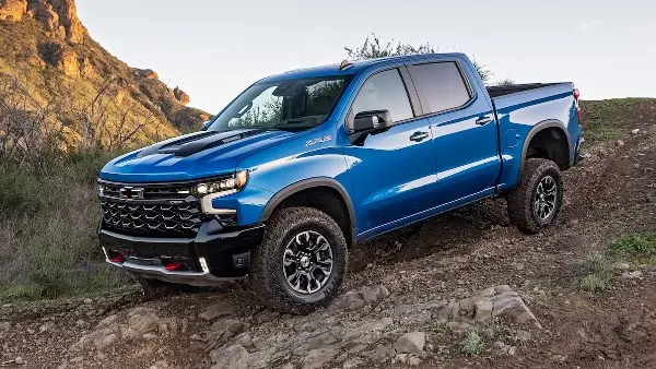 جنرال موتورز تعود بقوة.. محركات V8 وهجينة لشاحنات الجيل الجديد