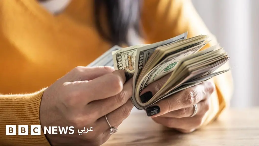 الدولار الأمريكي: لماذا وصل إلى أدنى مستوى له في أربع سنوات وربما ينخفض ​​أكثر؟ - BBC News عربي