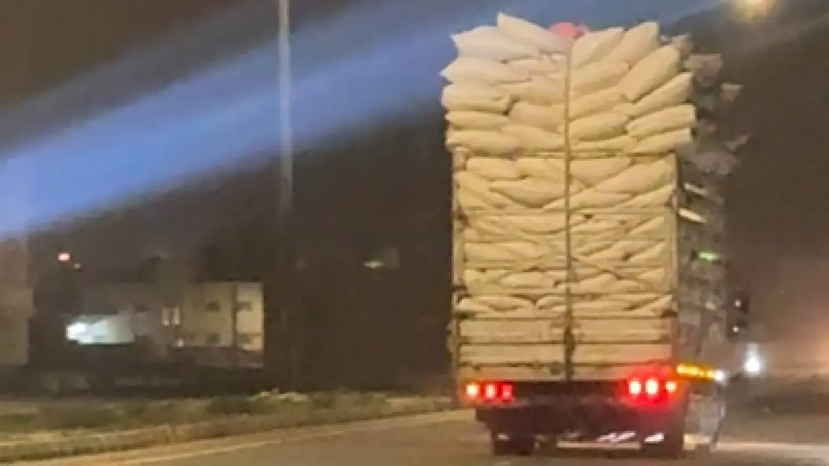 "أجسام بارزة وحمولة مائلة".. فيديو لشاحنة تعرض حياة السائقين للخطر ليلا على طريق إربد-المفرق