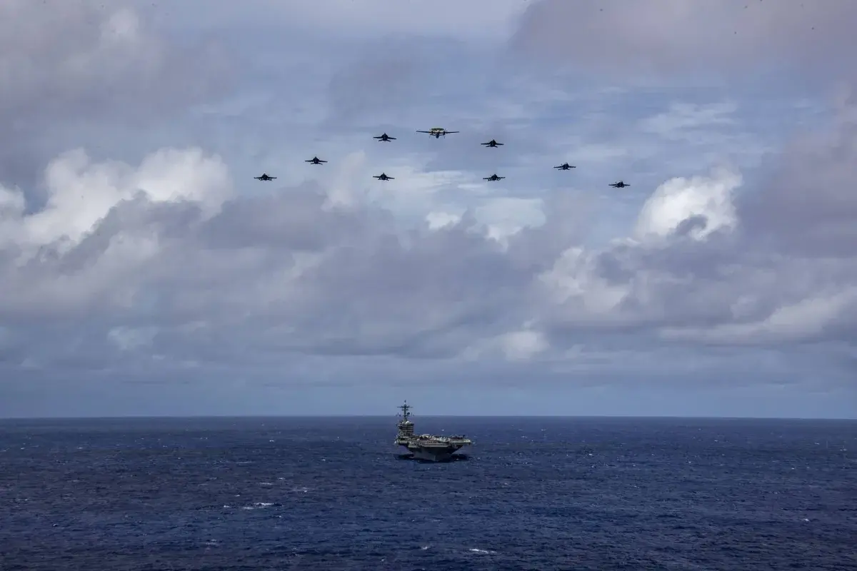 ترمب يمهل إيران ويلوّح بقوة أكبر من أسطول فنزويلا