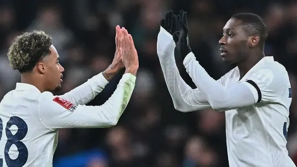 نجاة لاعبين في توتنهام من حادث مروع.. الـ فيراري تتحطم قبل أخر مباراة بدوري الأبطال